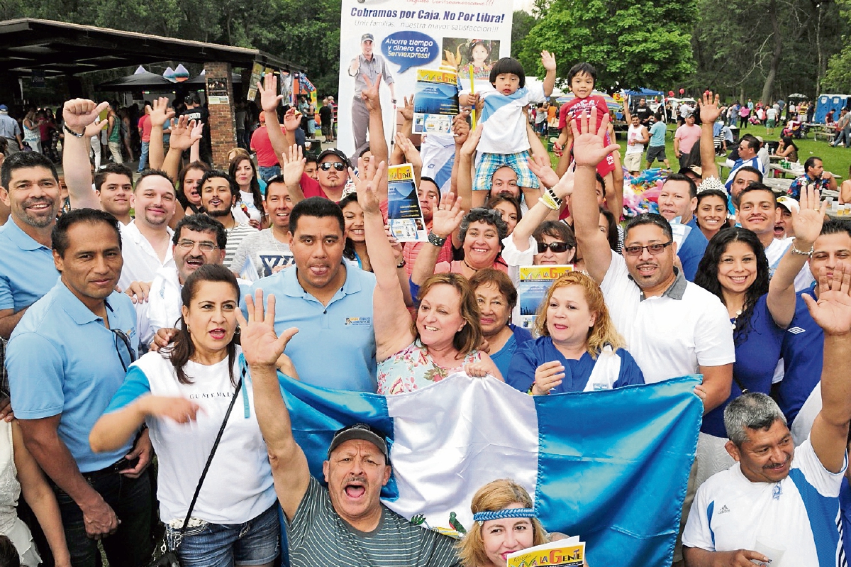 La fiesta por el futbol y por la presencia de la Selección de Guatemala empezó desde hace muchos días para la comunidad guatemalteca en Chicago. (Foto Prensa Libre: Wilfredo Girón)