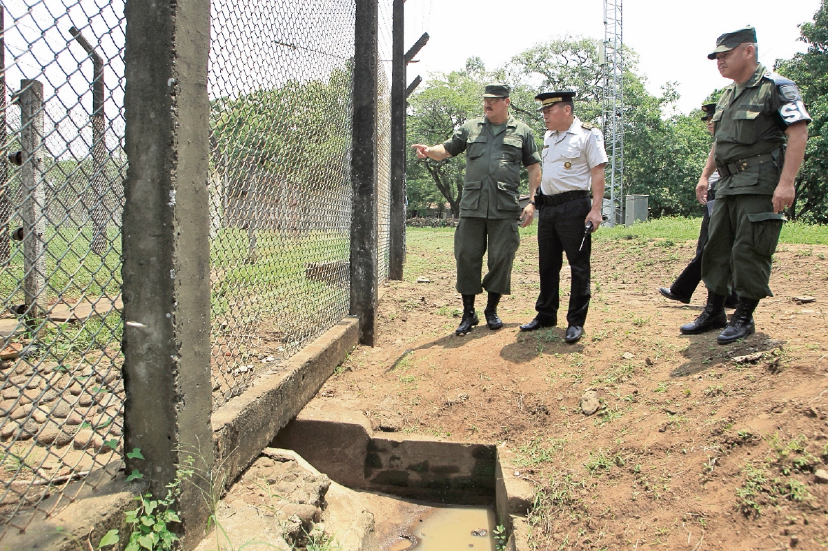 Autoridades revisan el lugar donde hace nueve días se fugaron cinco reos, integrantes de bandas de secuestradores, en la Granja Penal Canadá, situada en Escuintla.