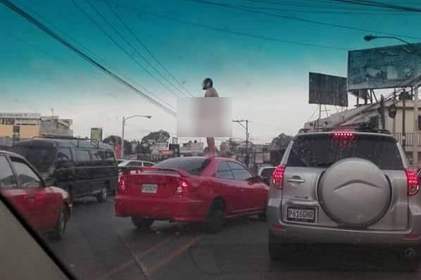 Una de las imágenes del hombre que se desnudó en el tráfico, en la zona 18 capitalina, fue compartida en Twitter. (Foto Prensa Libre: Twitter @stuardgm)