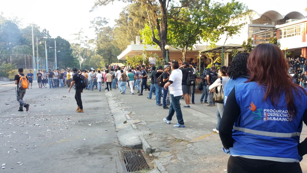 Personal de la PDH acompaña el bautizo de estudiantes de nuevo ingreso a la facultad de ingeniería de la Usac. (Foto Prensa Libre: PDH)