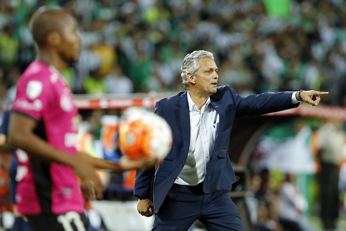 Reinaldo Rueda (derecha) actualmente es el director técnico de Atlético Nacional. (Foto Prensa Libre: EFE)