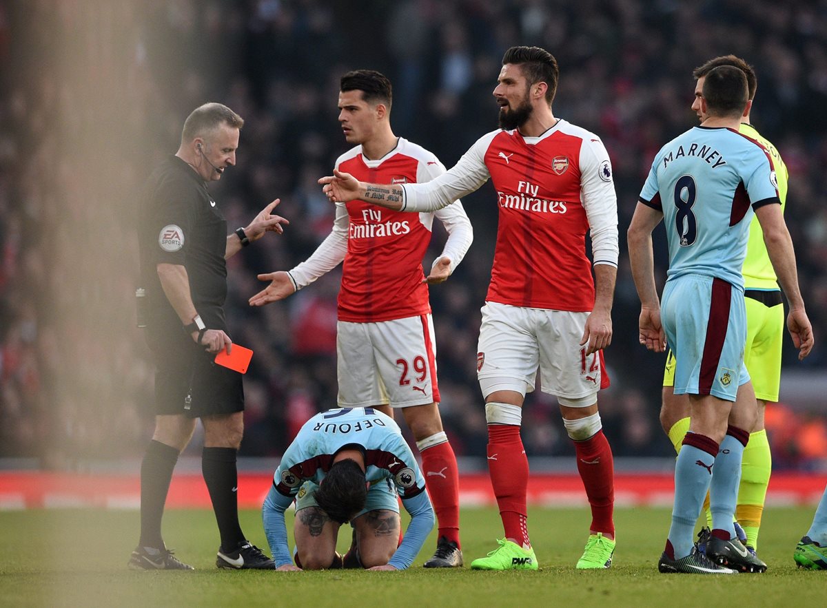 El centrocampista internacional suizo del Arsenal Granit Xhaka fue interrogado por la policía londinense por supuestamente haber proferido insultos racistas. (Foto Prensa Libre: AFP)