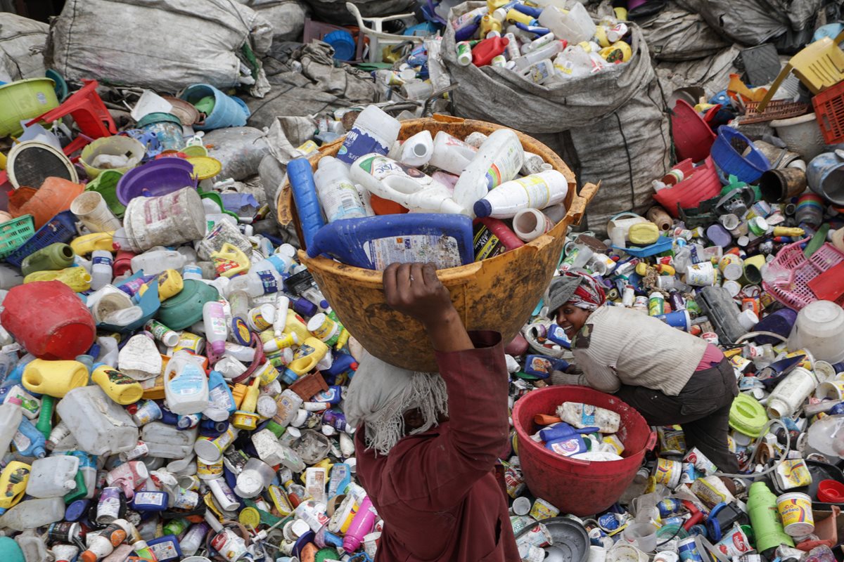 El destino de millones de toneladas de basura es un desafío para los países en la COP 24. (Foto Prensa Libre: EFE)