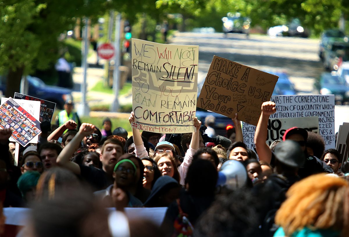 Cientos de personas protestan por la decisión judicial que dejó en libertad a un policía blanco que dejó libre a afrodescendiente. (Foto Prensa Libre: AFP).