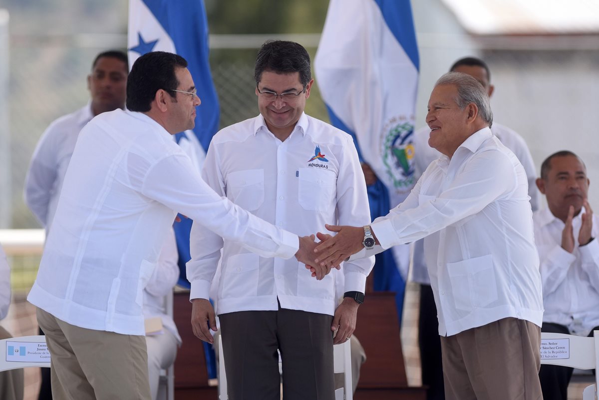 De izq. a der. el mandatario de Guatemala, Jimmy Morales; el de Honduras, Juan Orlando Hernández y el de El Salvador, Salvador Sánchez Cerén, durante el acto de lanzamiento del plan. (Foto Prensa Libre: AFP).