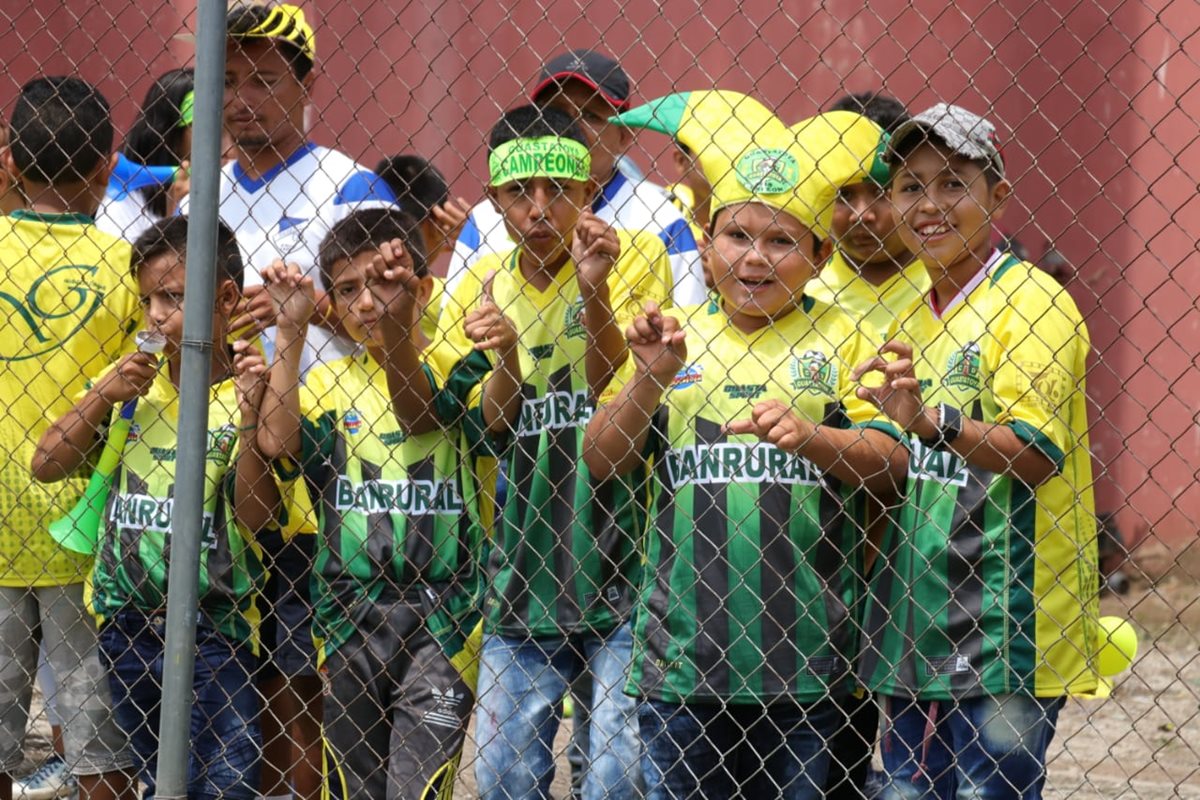 Los niños mantienen la ilusión de ver a su equipo campeón.