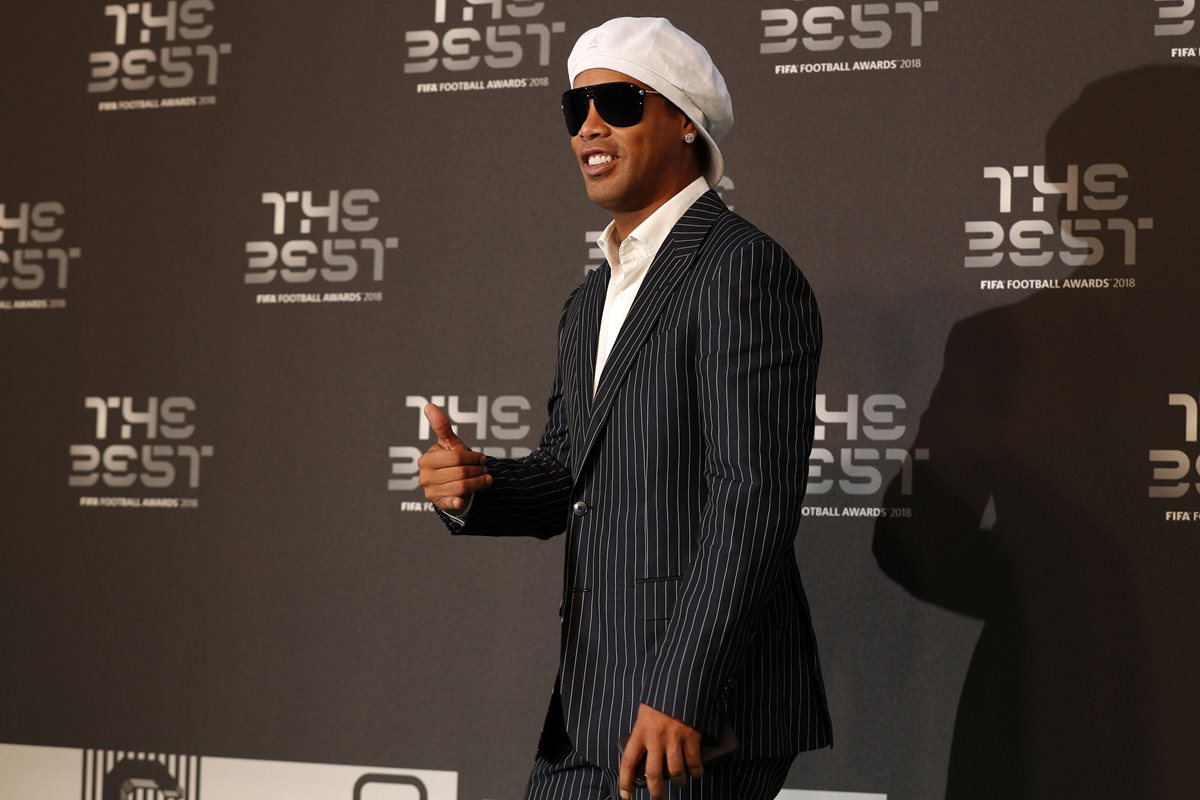 Ronaldinho posa en su llegada a la ceremonia de la Fifa. (Foto Prensa Libre: AFP).