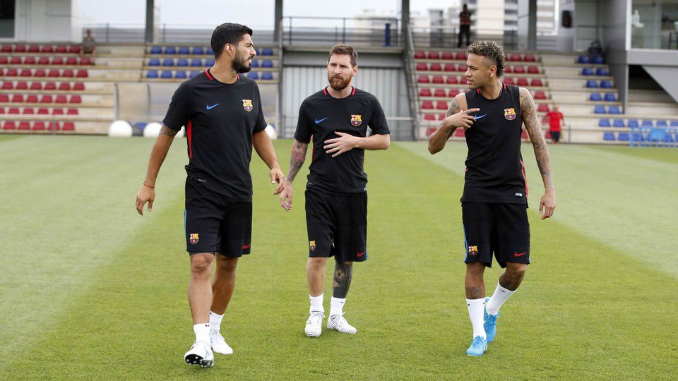 Luis Suárez, Lionel Messi y Neymar, durante la práctica de este viernes. (Foto Prensa Libre: cortesía FC Barcelona)