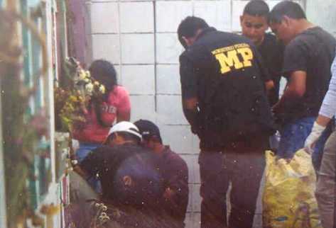 Expertos durante exhumación de tumbas en cementerio de Villa Canales. (Foto Prensa Libre: Archivo)