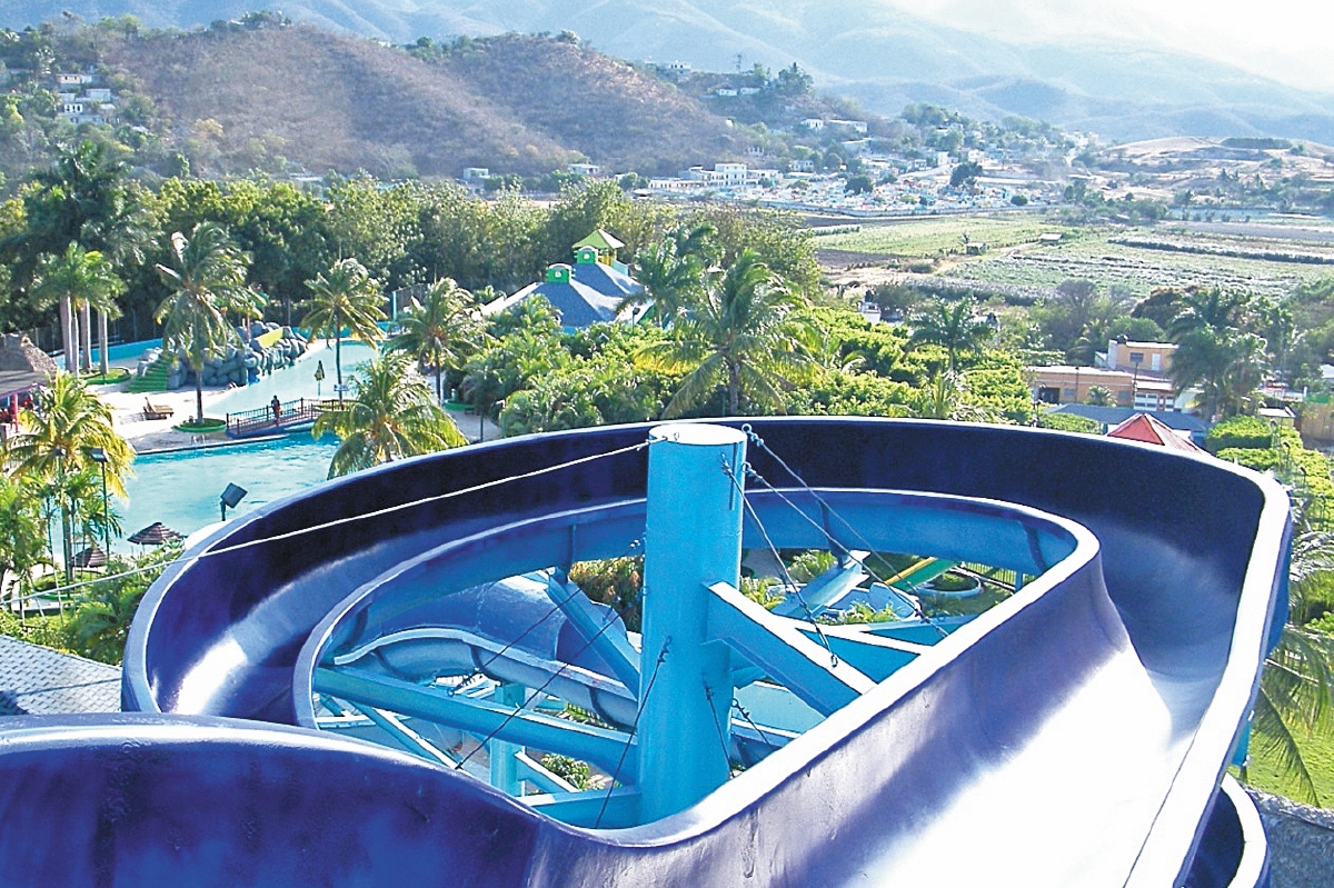 Uno de los toboganes del Parque Acuático Guastatoya tiene 30 metros de altura.