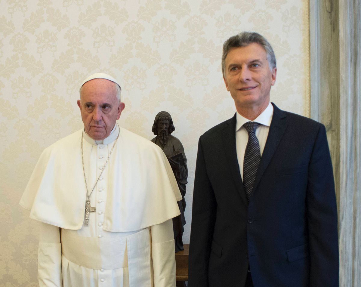 El papa Francisco recibe a Mauricio Macri, presidente de Argentina. (Foto Prensa Libre: AFP)