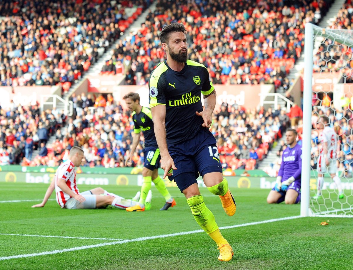 Giroud celebra luego de anotar el lapidario 4-1 sobe el Stoke. (Foto Prensa Libre: EFE)