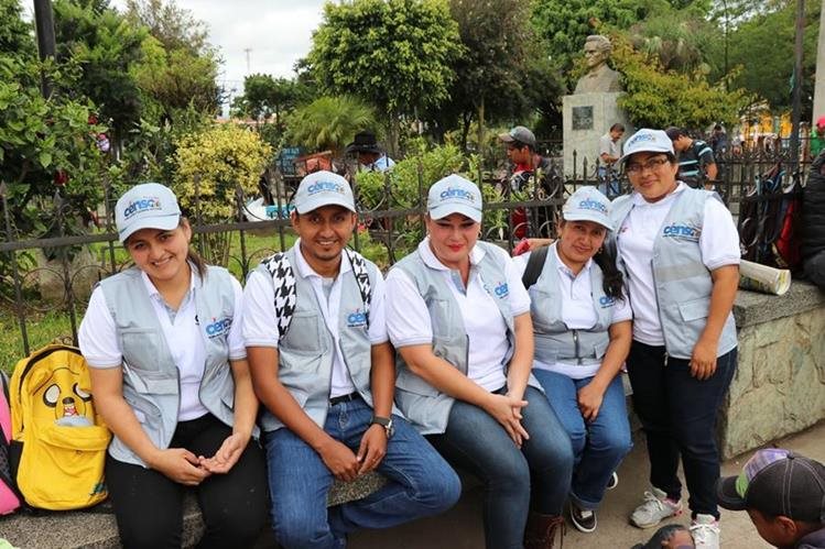 Grupo de censistas en el parque de Santa Cruz del Quiché. (Foto Prensa Libre: Hemeroteca PL)