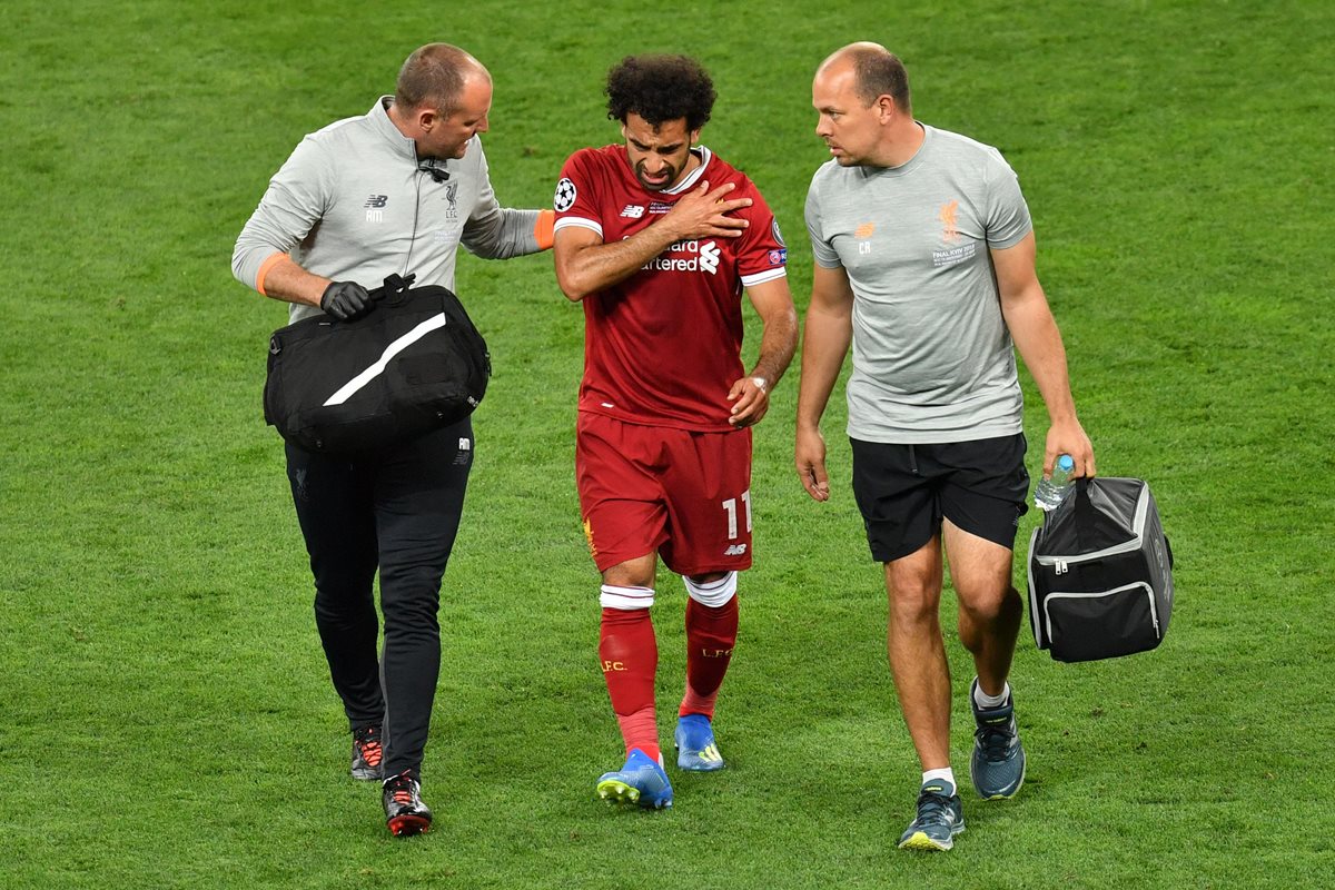 Salah salió afectado del hombro izquierdo durante la final de la Champions. (Foto Prensa Libre: AFP)