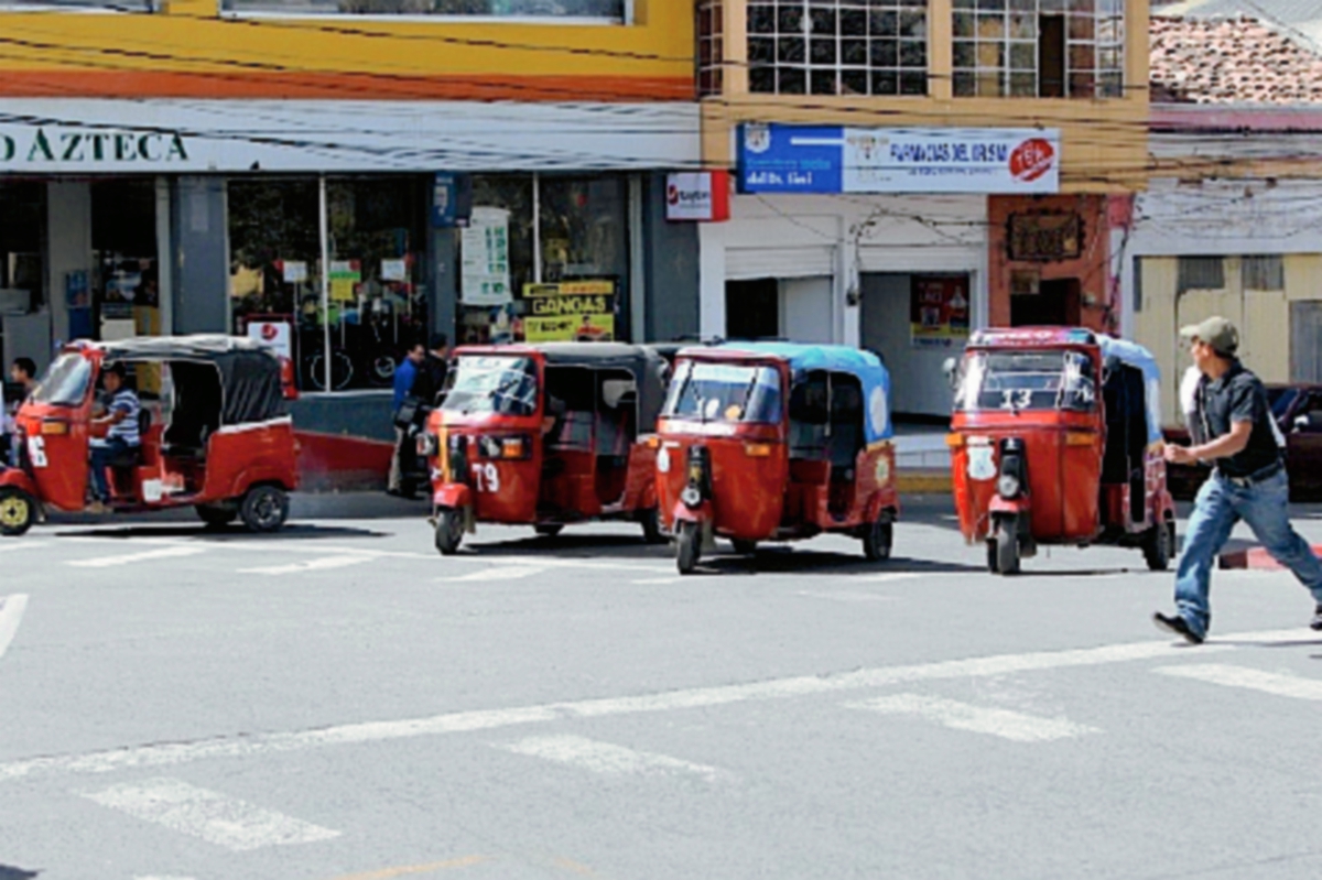 Autoridades municipales y de la Gremial de Transportistas de Quiché acordaron sancionar al propietario y piloto de transporte si comete algún ilícito. (Foto Prensa Libre: Óscar Figueroa)