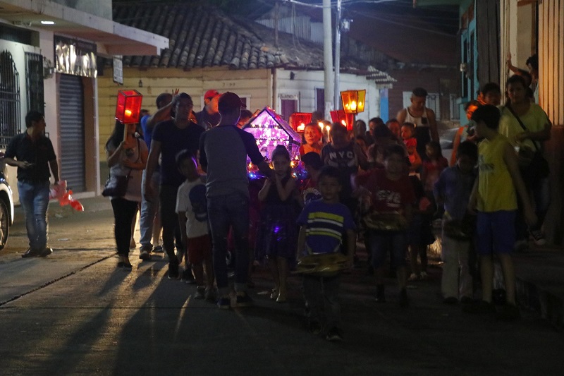 Niños van al frente de la posada, en calles de Retalhuleu, haciendo sonar caparazones de tortugas. (Foto Prensa Libre: Rolando Miranda)