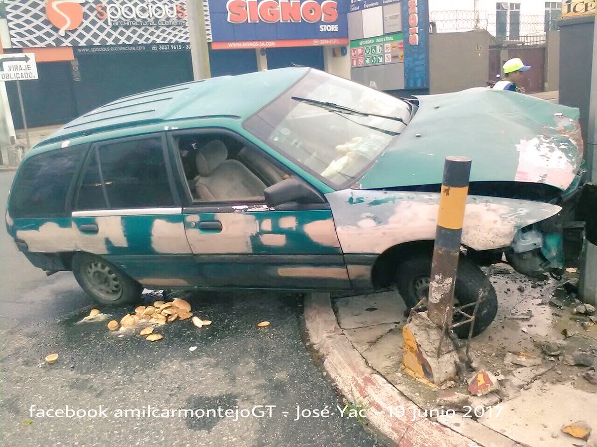 Vehículo colisionó en la 10 avenida y 19 calle de la zona 10. (Foto Prensa Libre: Amílcar Montejo)