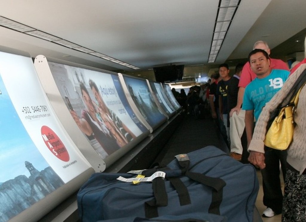 Anuncio colocado por la empresa Media Airport System en cinta transportadora de equipaje, de la terminal aérea La Aurora, en zona 13. La compañía puede colocar anuncios en todas las instalaciones. (Foto Prensa Libre: Hemeroteca PL)