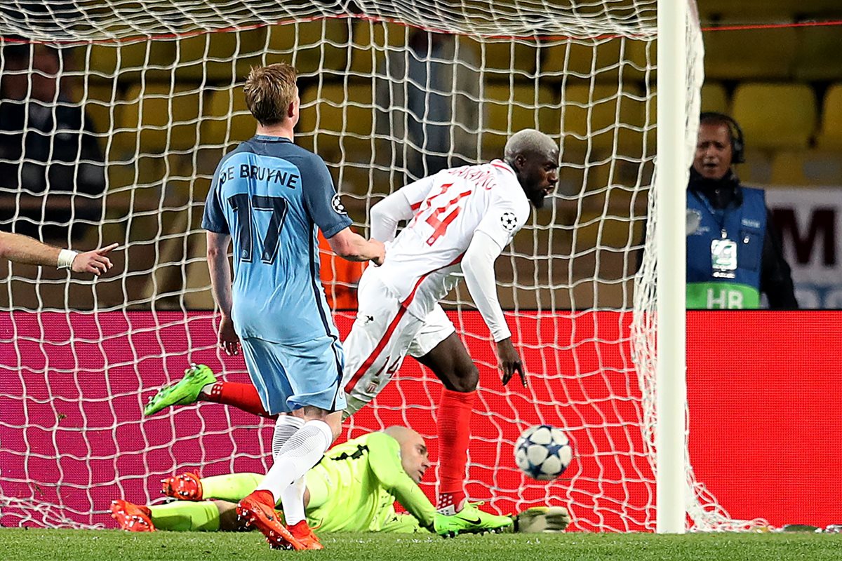 Tiemoue Bakayoko anota el gol de la clasificación para el Mónaco que significó el 3-1 en el partido de vuelta y el 6-6 en el marcador global. (Foto Prensa Libre: AFP)