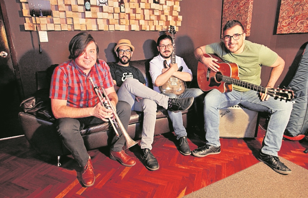 Los Malacates hacen arreglos especiales a algunos de las canciones que interpretarán en la gira. (Foto Prensa Libre: Keneth Cruz)