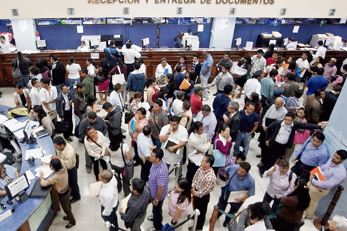 El registro mercantil publicó un listado de ocho mil empresas que aún no han realizado la conversión de sus acciones.