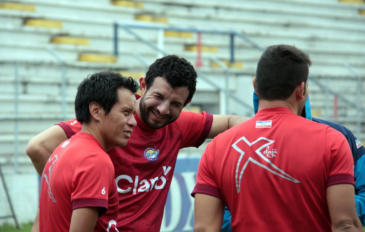 Hamilton López y Julio Estacuy, captados en el entrenamiento de este lunes. (Foto Prensa Libre: Carlos Ventura).