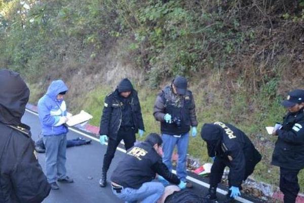 Los cadáveres de dos mujeres fueron localizados a la orilla de la carretera en San Antonio Sacatepéquez, San Marcos. (Foto Prensa Libre: Aroldo Marroquín)<br _mce_bogus="1"/>