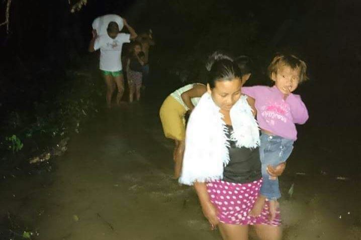 Pobladores de El Estor, Izabal, han resultado afectados por las lluvias de las últimas horas. (Foto Prensa Libre: Dony Stewart)