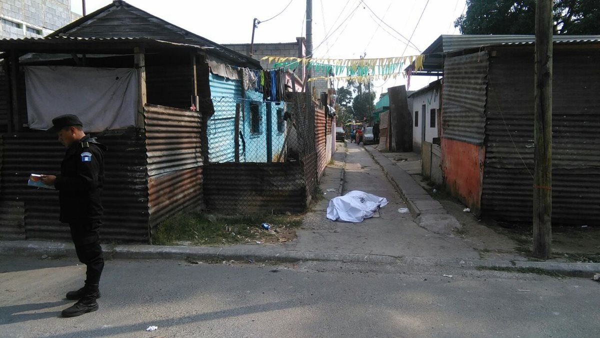 Lilian Cente hermana de la víctima dijo a las autoridades que no sabía nada de su hermana desde ayer por la noche. (Foto Prensa Libre: E. Paredes)