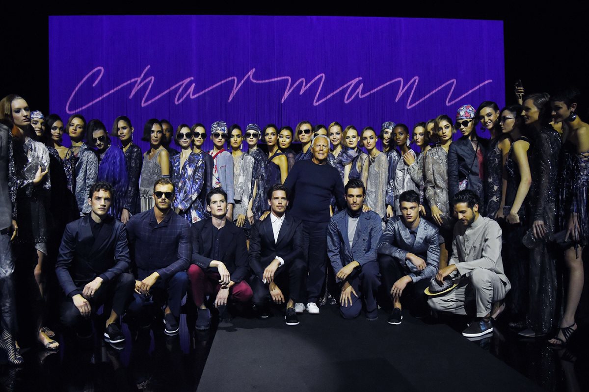 La colección de Armani se llevó las palmas en la pasarela celebrada en Milan. (Foto Prensa Libre: AP)