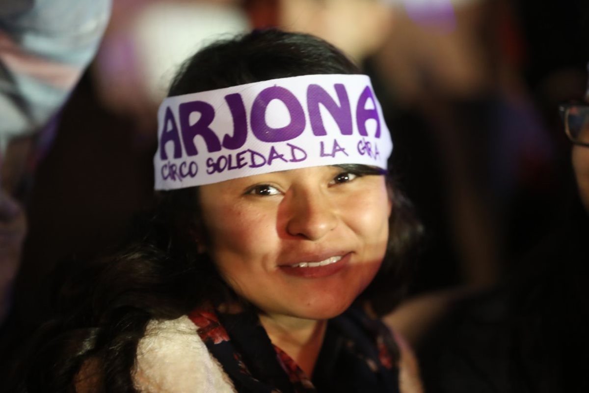 Una seguidora, mientras esperaba que comenzara el concierto. (Foto Prensa Libre: Érick Ávila).