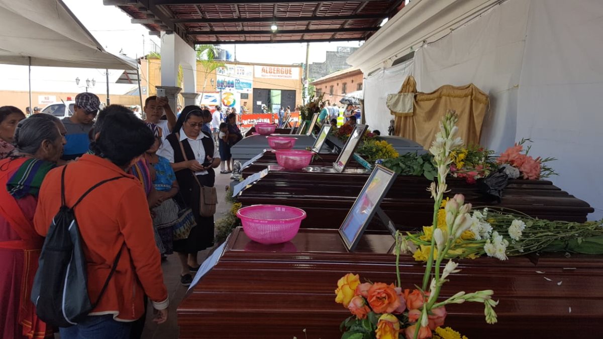 Los ataúdes con los restos de 10 víctimas de la erupción del Volcán de Fuego permanecen en el parque central de Alotenango, Sacatepéquez. (Foto Prensa Libre: Julio Sicán)