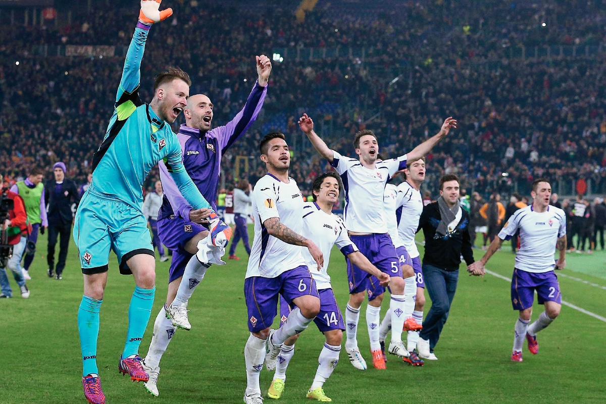 Jugadores del equipo de fútbol Fiorentina celebran la victoria al final del partido contra el AS Roma en la Europa League. (Foto Prensa libre: EFE)