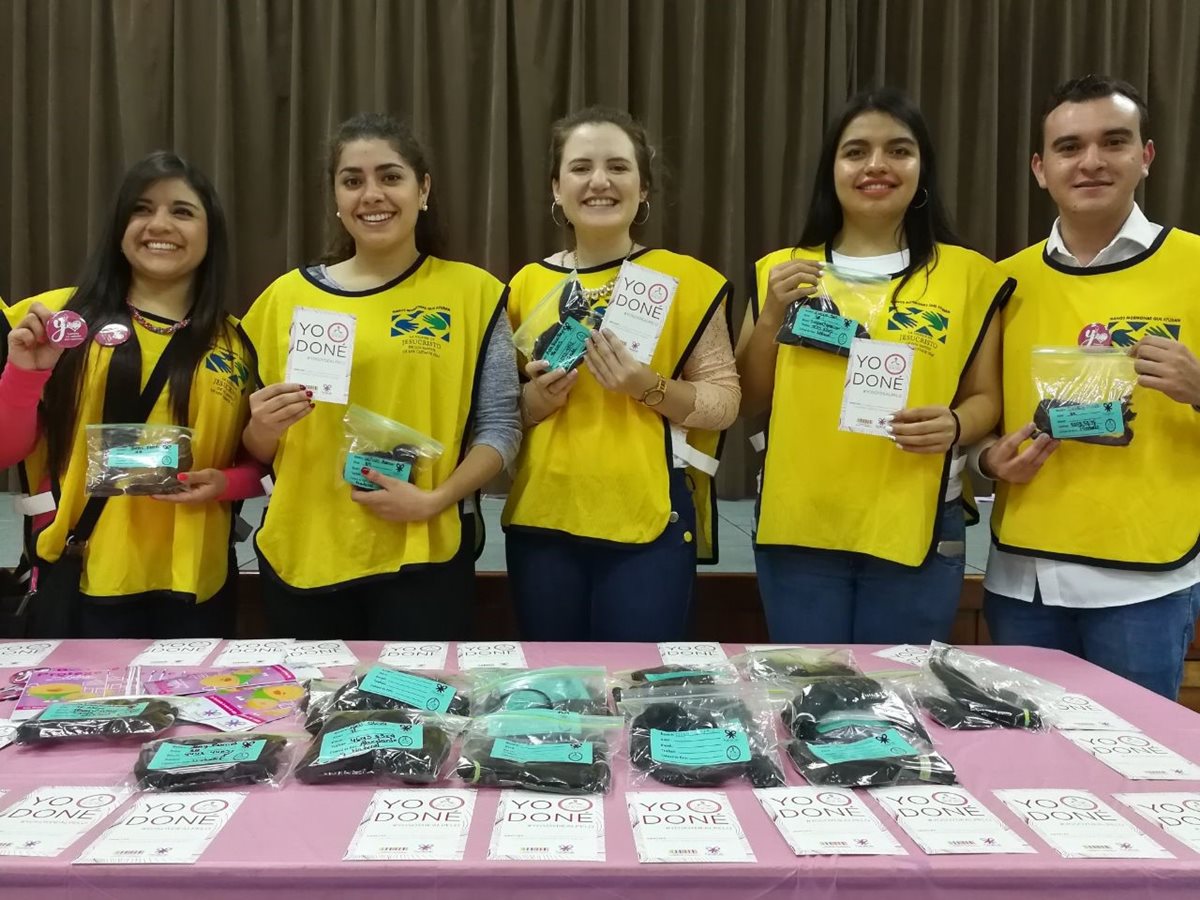 Voluntarios del programa de Manos Mormonas que Ayudan de la Iglesia de Jesucristo de los Santos de los Últimos Días donan cabello. (Foto Prensa Libre: Cortesía)