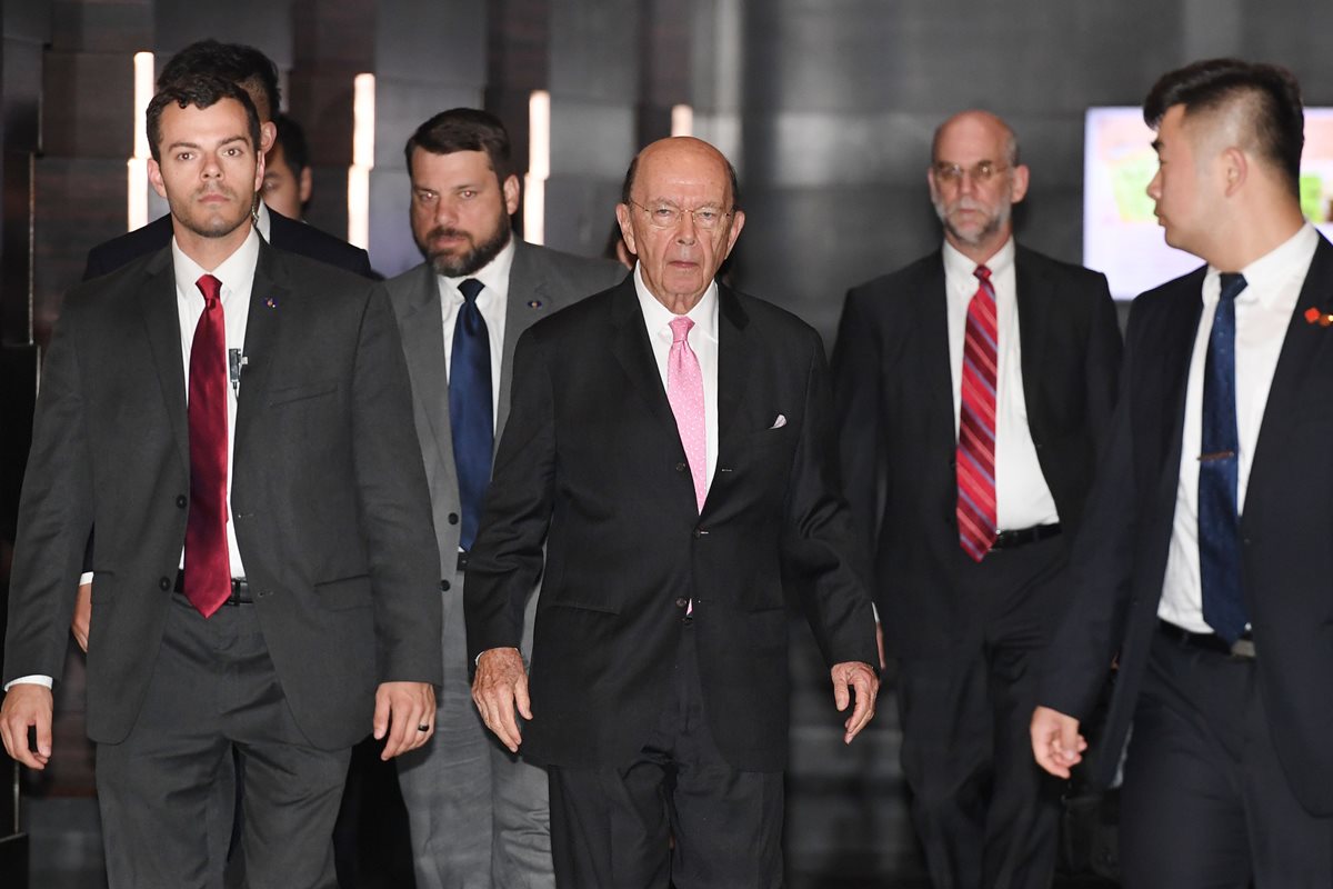 Wilbur Ross, secretario de Comercio de Estados Unidos (c) llegó a Pekín para sostener conversaciones sobre aranceles. (Foto Prensa Libre:AFP).