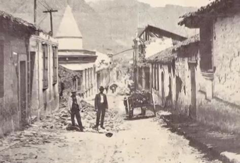 Calle de Quetzaltenango en ruinas tras el terremoto de 1902. (Foto Prensa Libre: Hemeroteca PL)