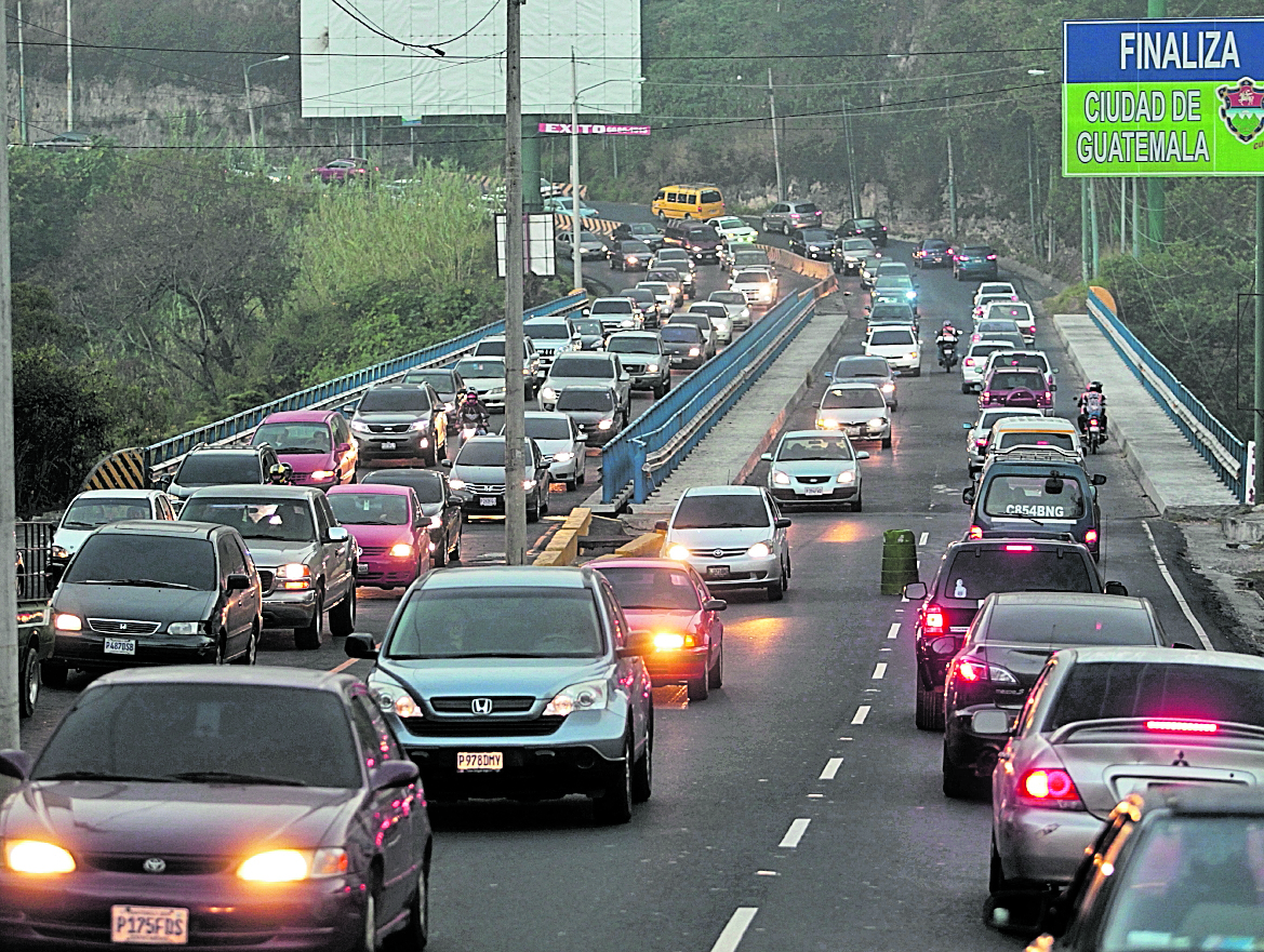 En horas pico, se calcula que unos 20 mil vehículos transitan por el bulevar San Cristóbal, zona 8 de Mixco. (Foto: Hemeroteca PL)