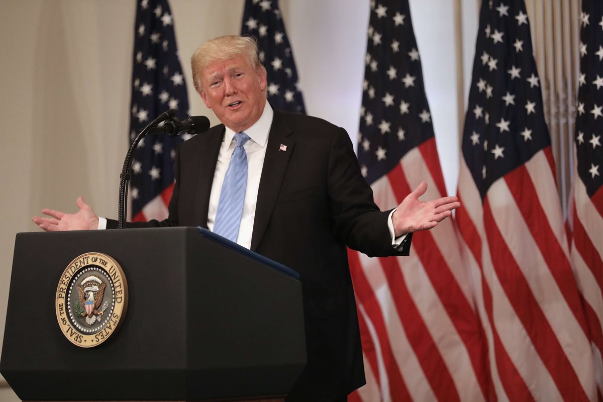 Presidente de Estados Unidos, Donald Trump, atiende preguntas de periodistas en Nueva York. (Foto Prensa Libre: AFP)