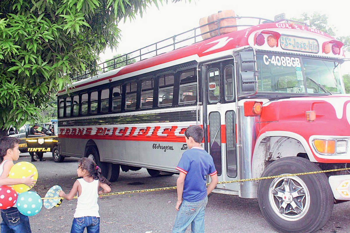 La PNC  acordona autobús que fue asaltado, en Escuintla, y donde delincuentes mataron a balazos a un pasajero.  (Foto Prensa Libre: Melvin Sandoval)