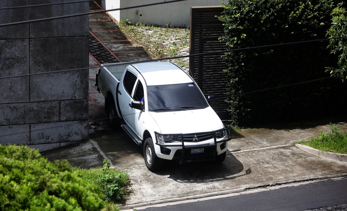 Un vehículo sale de una las cuatro propiedades inmobiliarias relacionadas con el expresidente salvadoreño Mauricio Funes, allanada este martes. (Foto Prensa Libre: EFE).