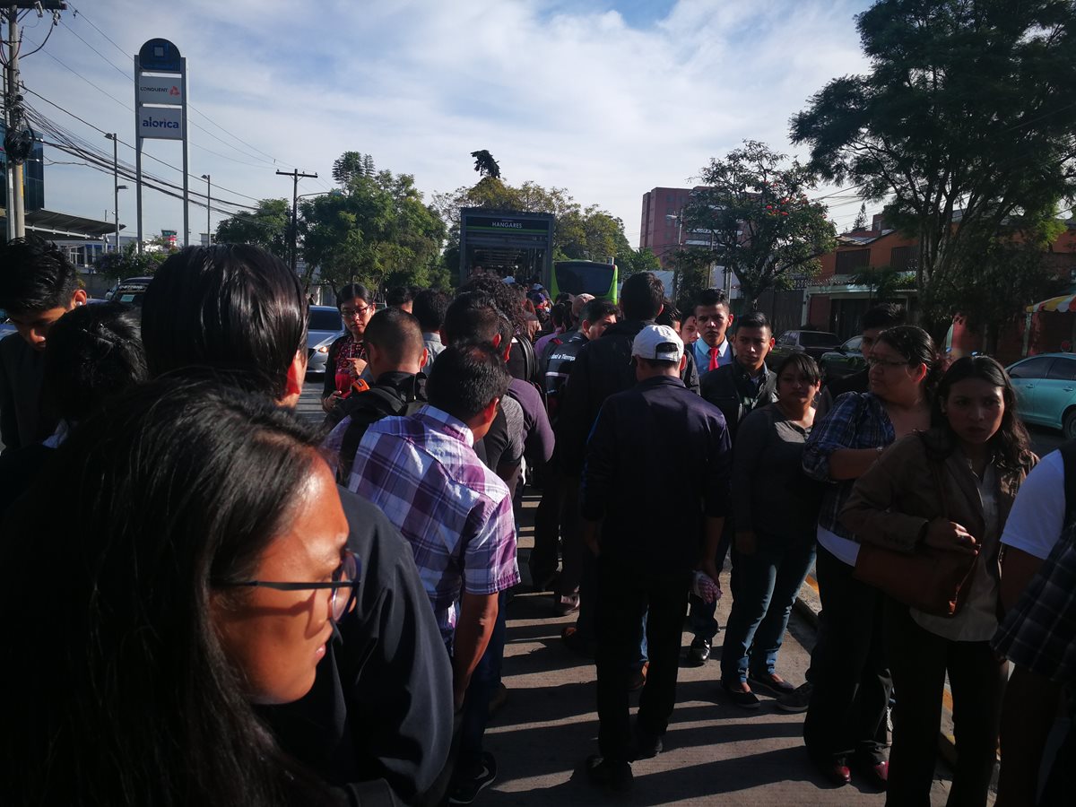 Según usuarios, las unidades del Transmetro deben esperar varios minutos para pasar sobre la 12 calle de la 7a avenida de la zona 9, lo que causa acumulación de pasajeros en algunas estaciones.