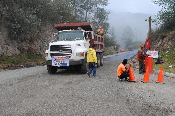 Trabajadores del Ministerio de comunicaciones reparan la carretera nacional 1, San Marcos.