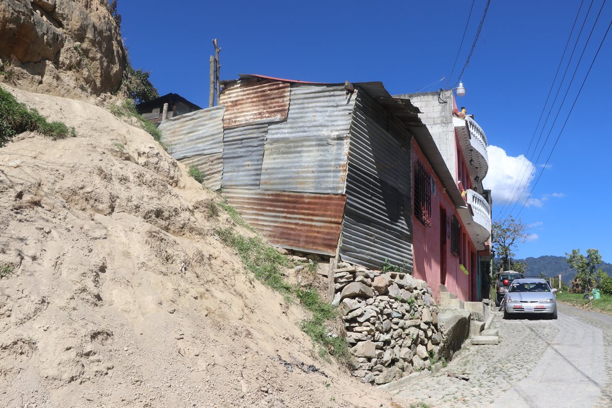 Según la denuncia de vecinos, en esta galera maltratan a perros. (Foto Prensa Libre: Whitmer Barrera)