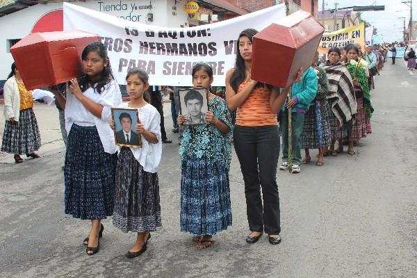 Mujeres participan   en caminata.