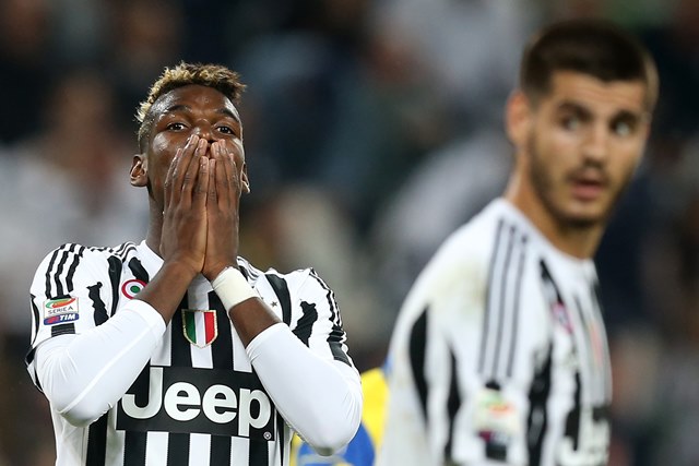 Paul Pogba se lamenta de una ocasión de gol. (Foto Prensa Libre: AFP)