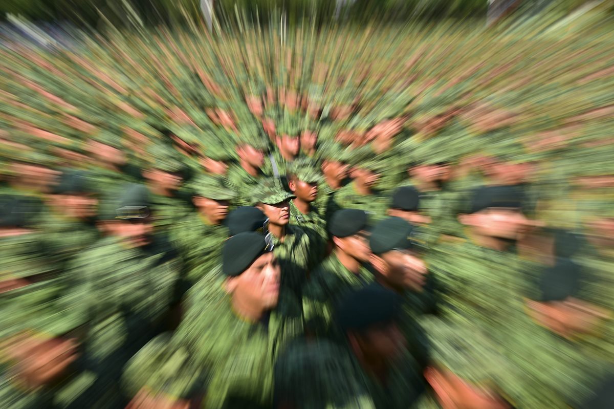 Militares mexicanos, en un inédito acto público de disculpas por casos de tortura, en abril de este año. (Foto Prensa Libre: AFP).