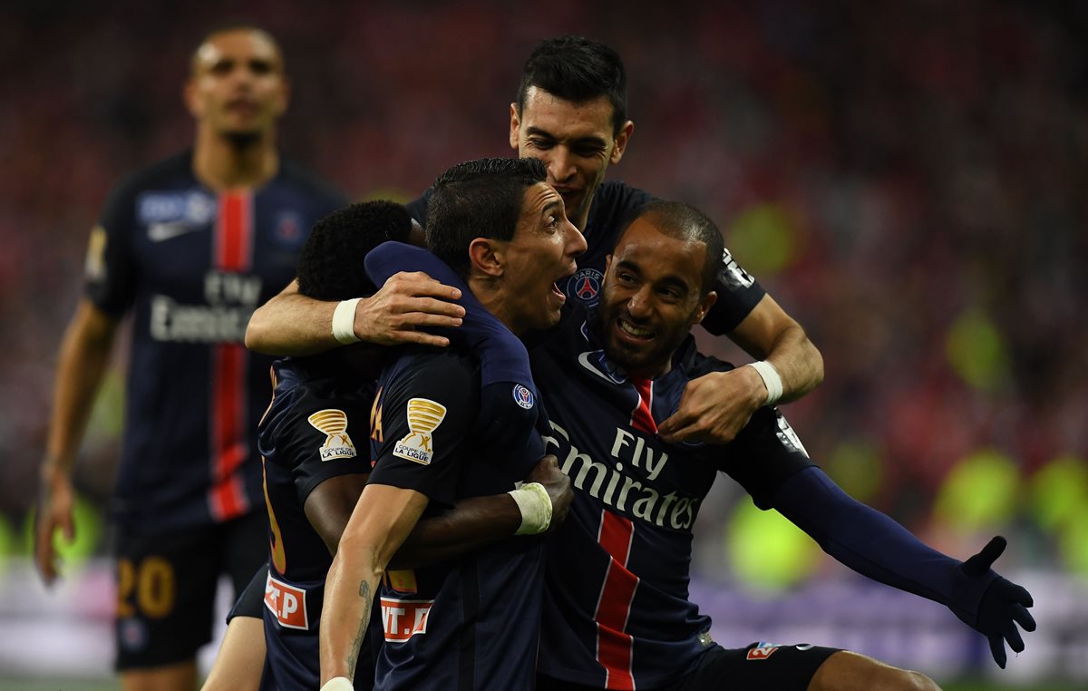 Ángel Di María es felicitado por sus compañeros,luego de marcar un gol para el París Saint-Germain. (Foto Prensa Libre: AFP).