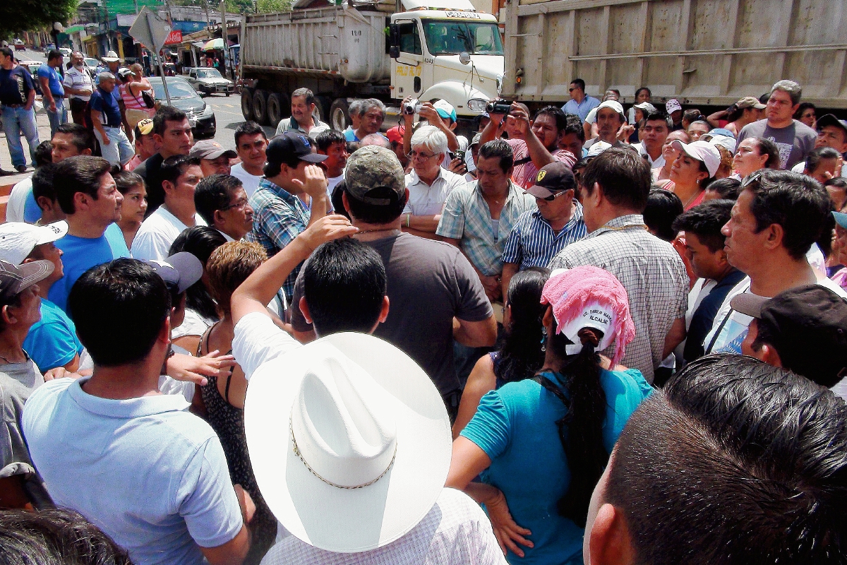 Vecinos impiden el paso de dos camiones  de la empresa Palo Alto, en  San Francisco Zapotitlán, Suchitepéquez. (Foto Prensa Libre: Omar Méndez)
