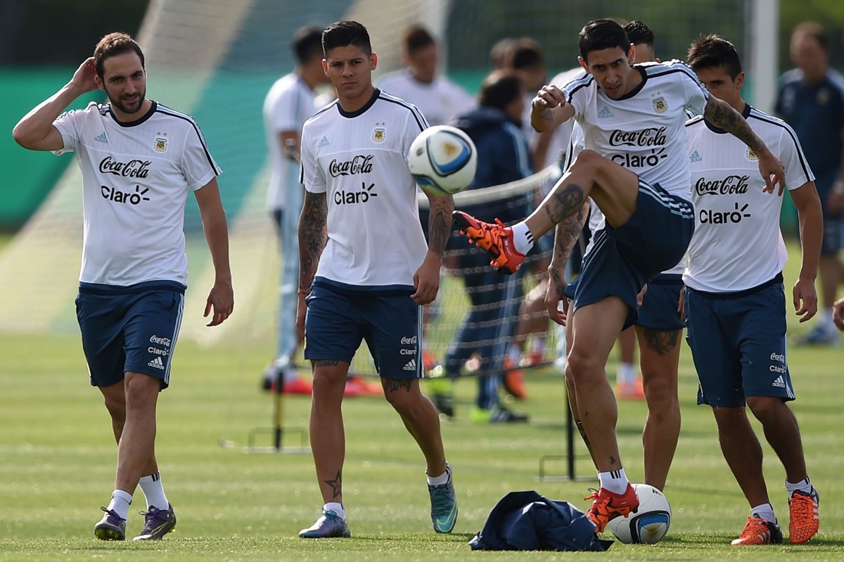 Ángel di María, Marcos Rojo y Gonzalo Higuaín durante el entrenamiento de ayer en Argentina. (Foto Prensa Libre: AFP)