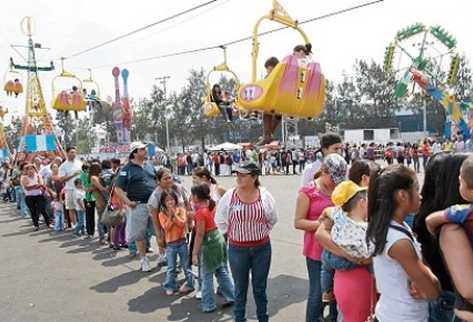 Cientos de personas acuden   todos los días al Campo de Marte, en donde se ubican los juegos mecánicos que prestan el servicio de forma gratuita.